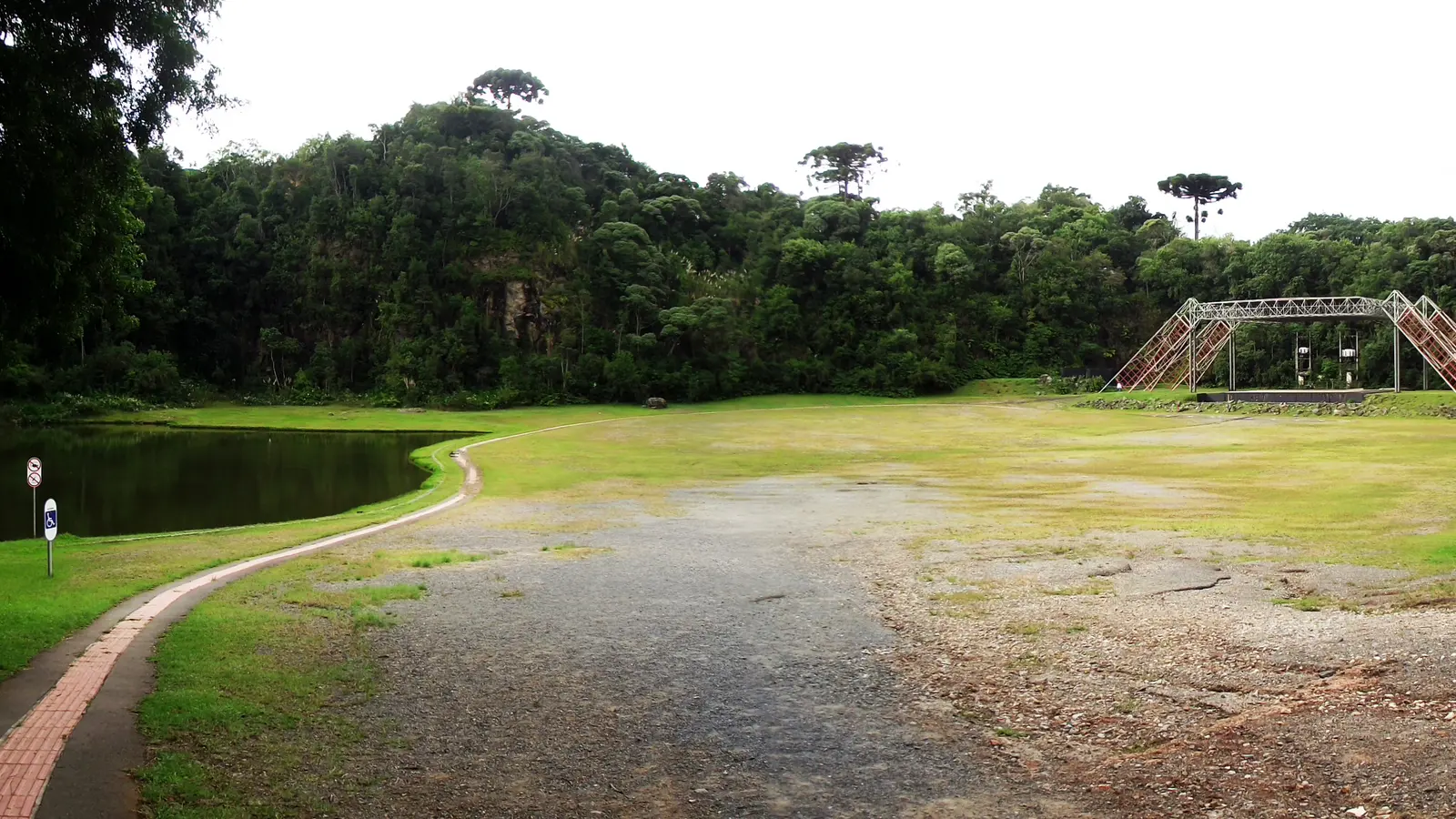 Gramado da Pedreira Paulo Leminski, arena de shows a céu aberto em Curitiba