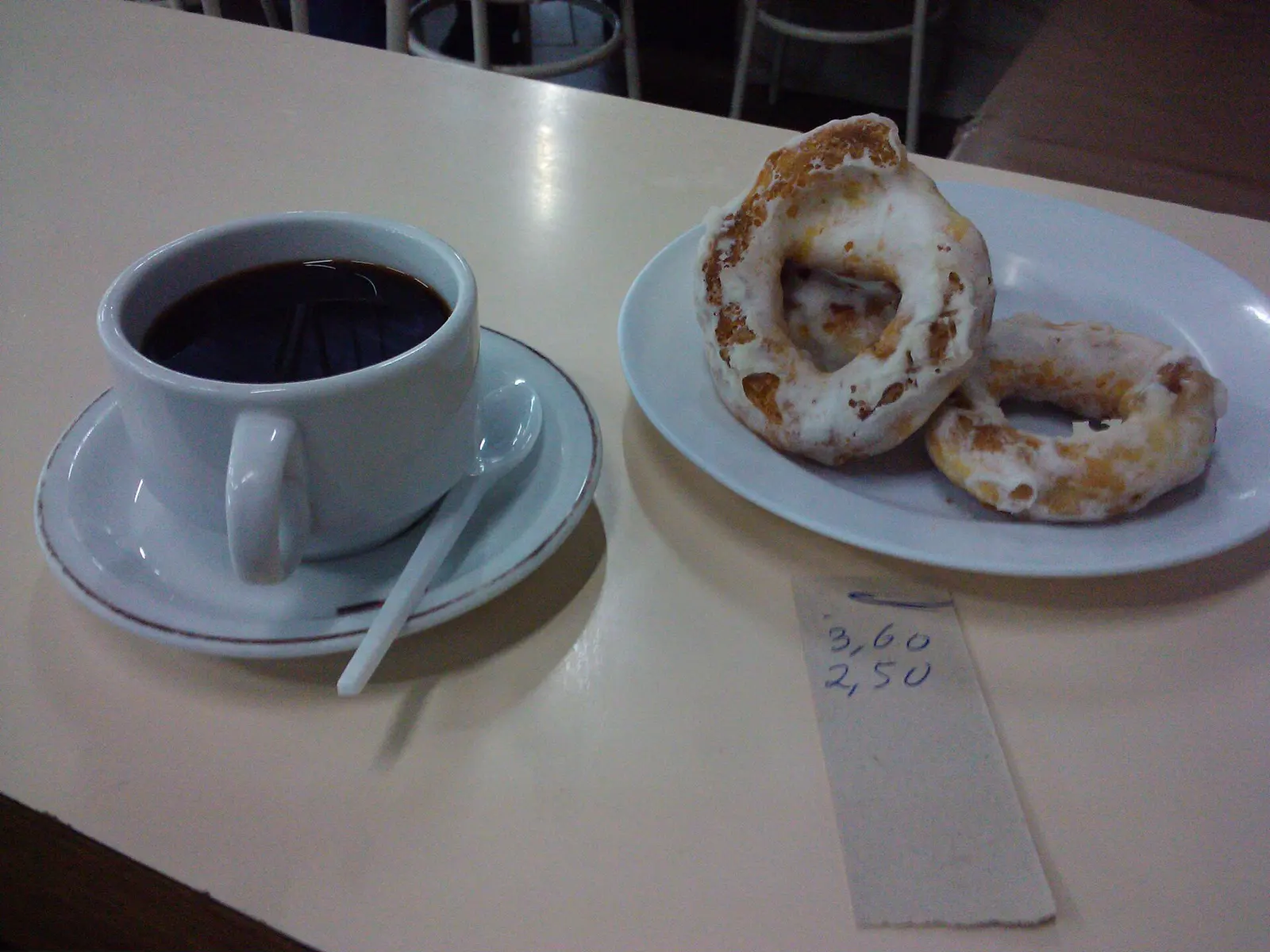 Café e rosquinhas espanholas na Confeitaria das Famílias