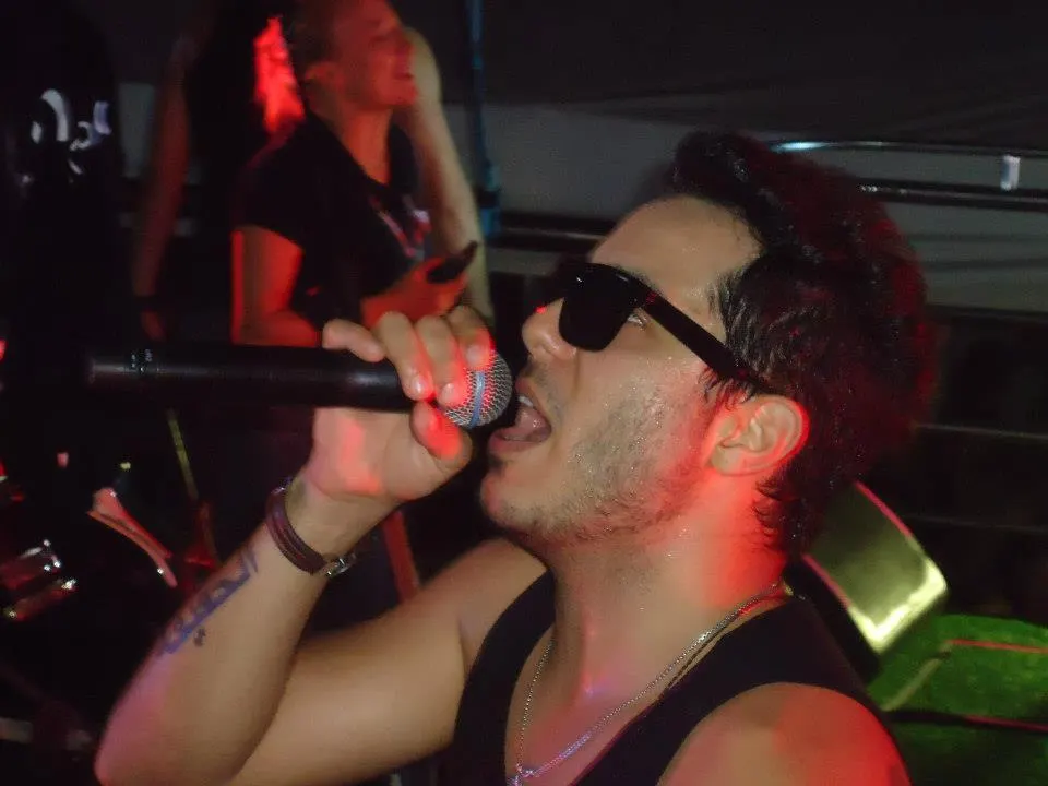 O cantor Tomate em micareta no Ceará, em 2013