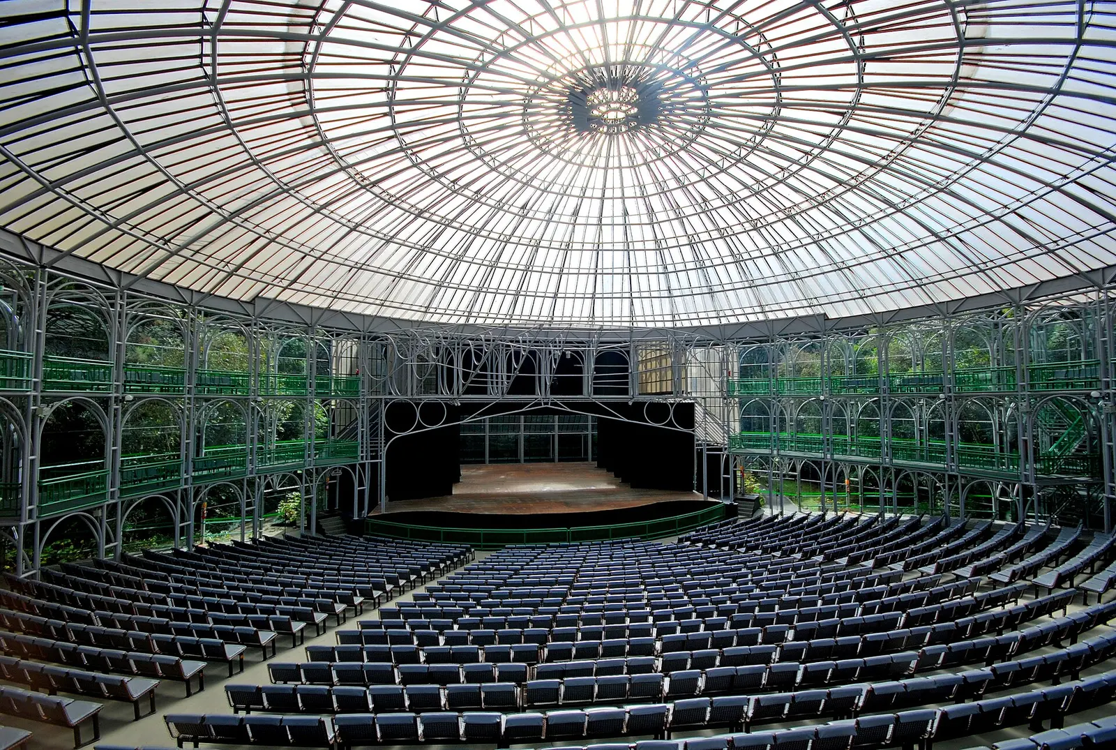 Ópera de Arame, vizinha da Pedreira Paulo Leminski no Parque Jaime Lerner