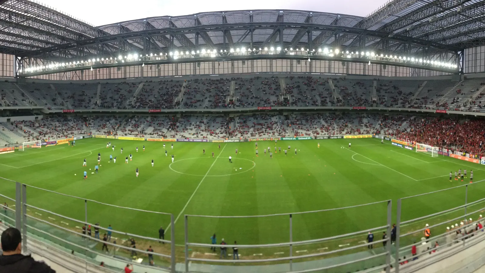 Interior da Arena da Baixada, com a cobertura e as arquibancadas