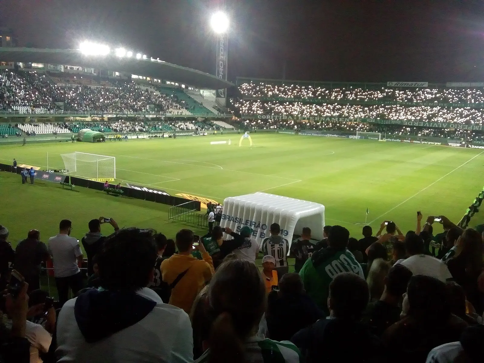 Estádio Couto Pereira lotado em noite de jogo, em Curitiba