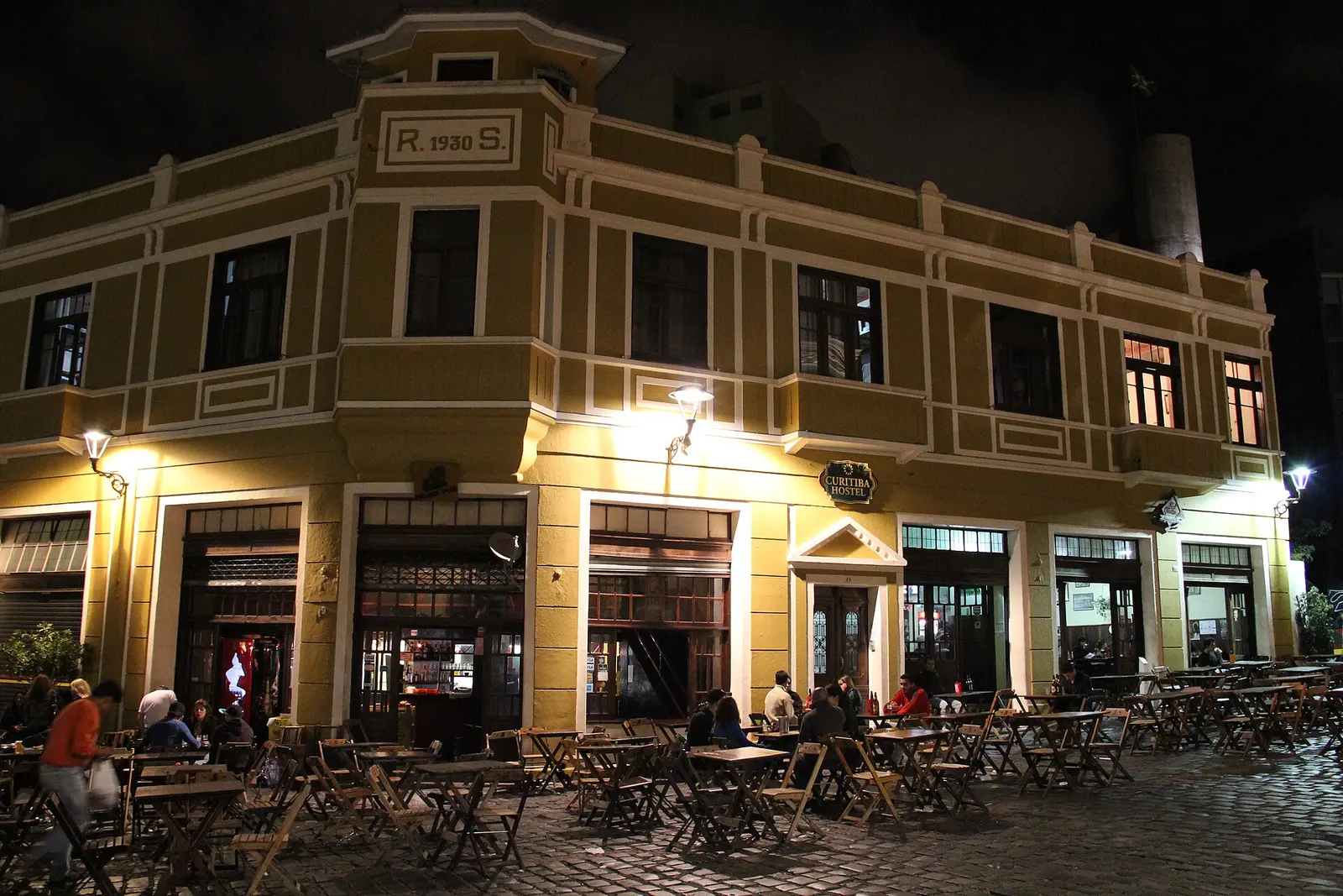 Bares do Largo da Ordem à noite, no centro histórico de Curitiba