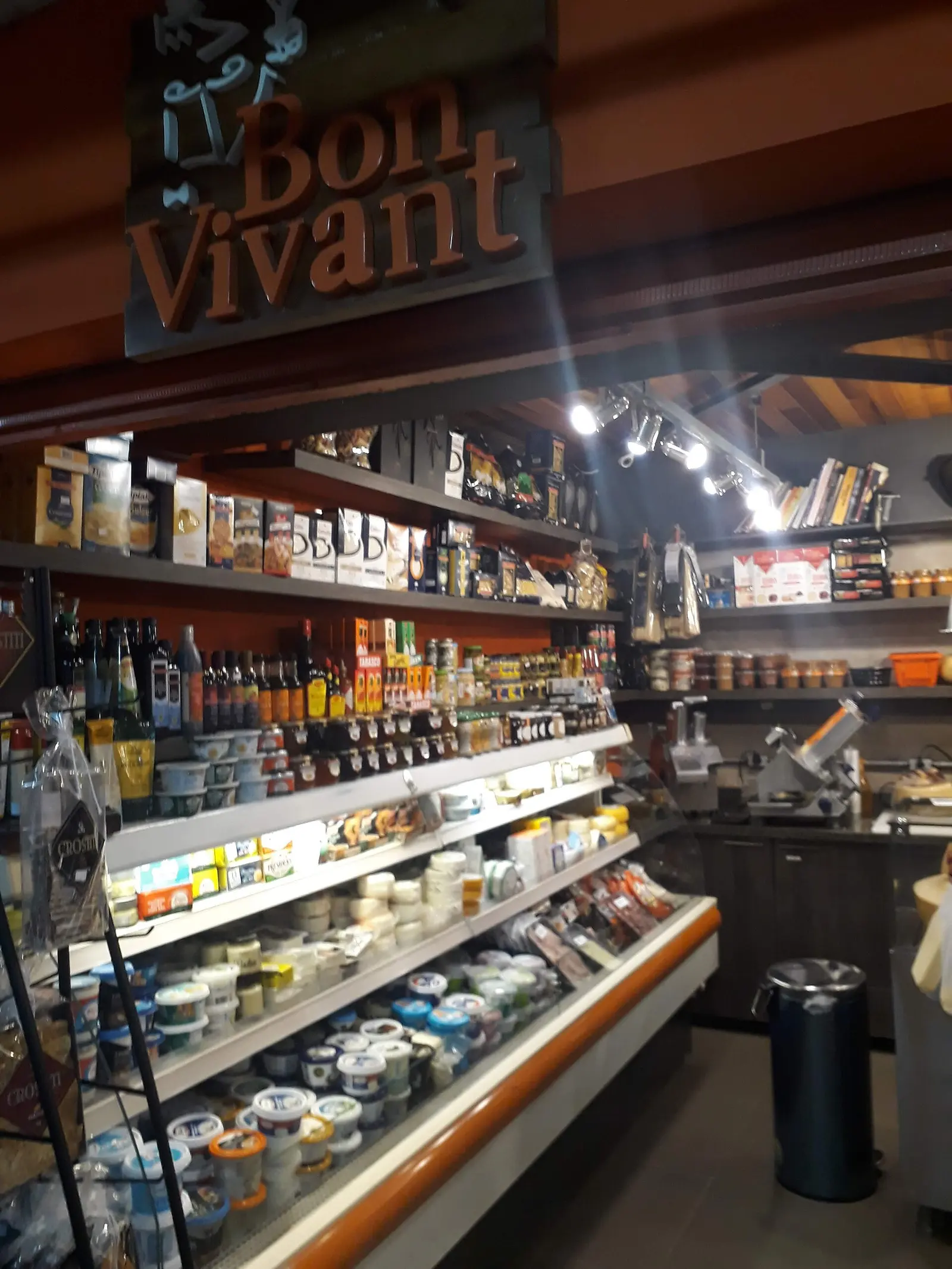 Empório com vinhos, queijos e conservas no Mercado Municipal de Curitiba