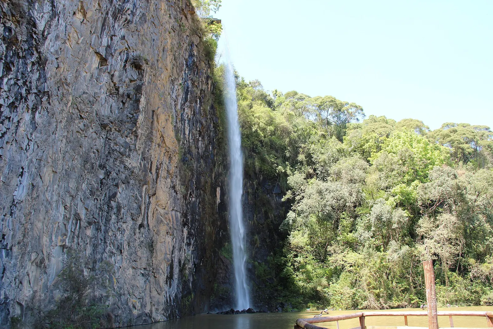 Cascata e paredão de rocha do Parque Tanguá