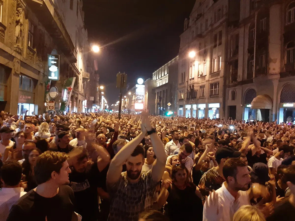 Público em apresentação de Solomun em Sarajevo, em 2019