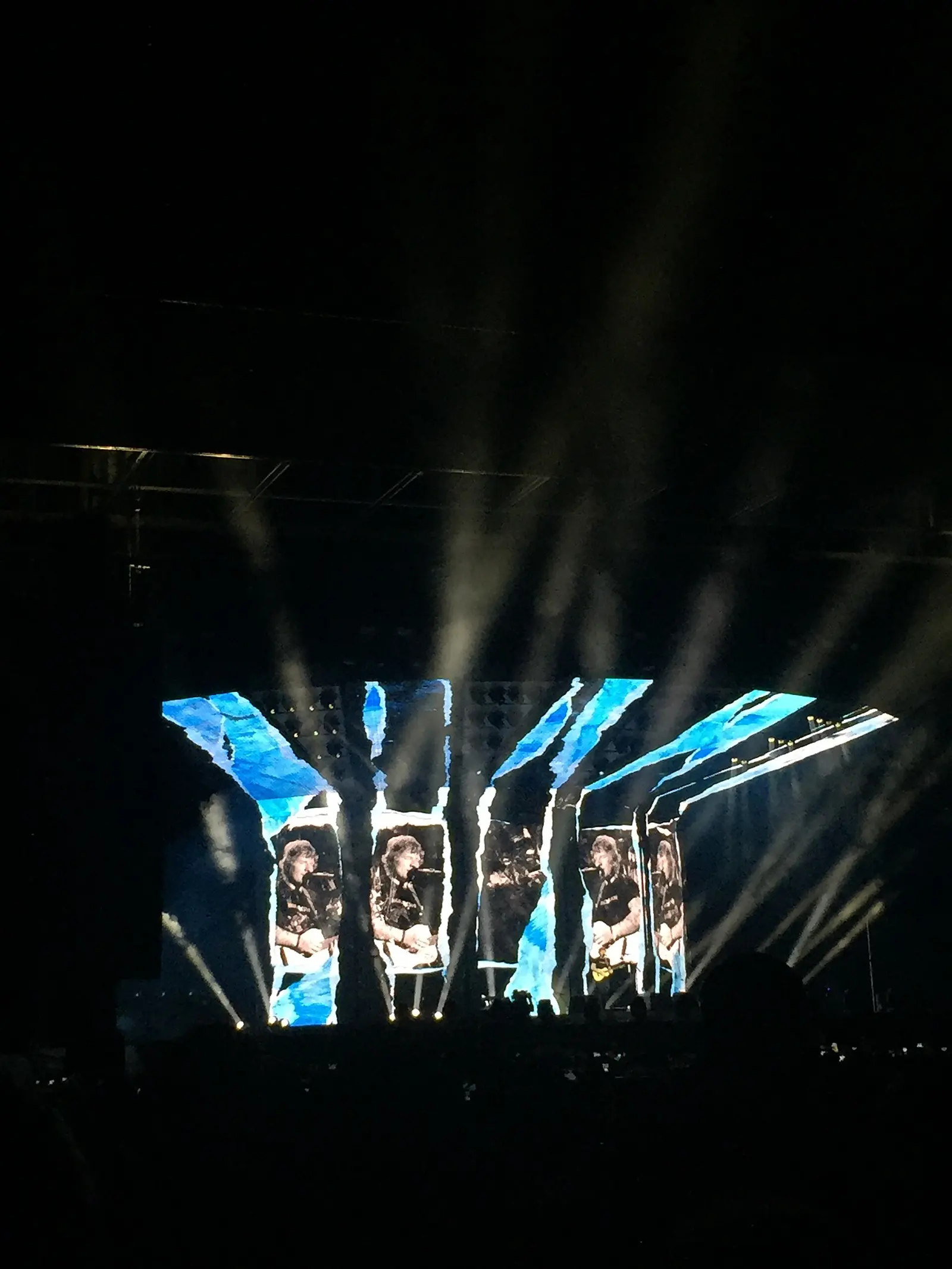 Palco iluminado em show noturno na Pedreira Paulo Leminski