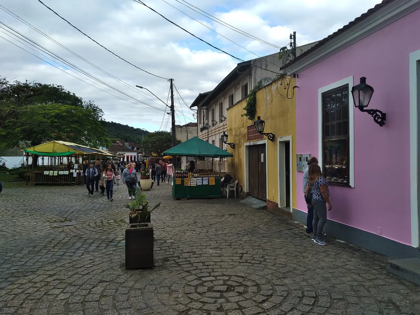 Casario colorido e feira no centro histórico de Morretes