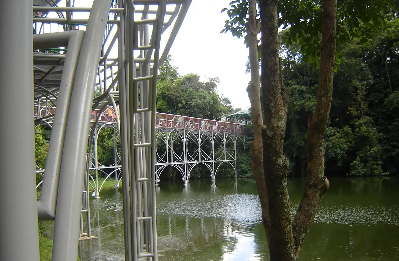 Estruturas e lago do Parque das Pedreiras, ao lado da Pedreira Paulo Leminski
